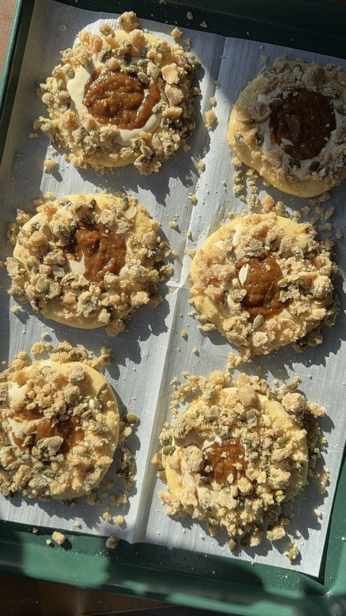 The cheesecake buns right before baking.