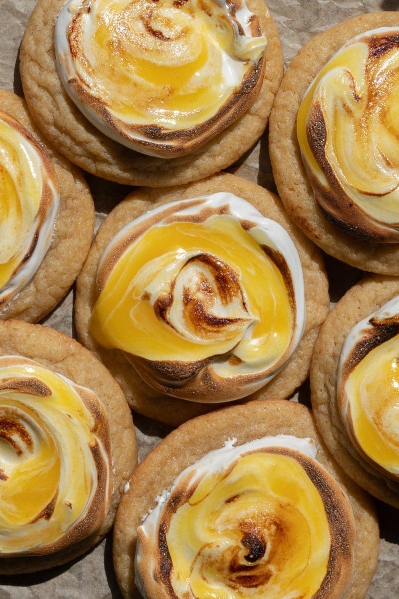 Close up of the lemon meringue pie cookies in a circle.